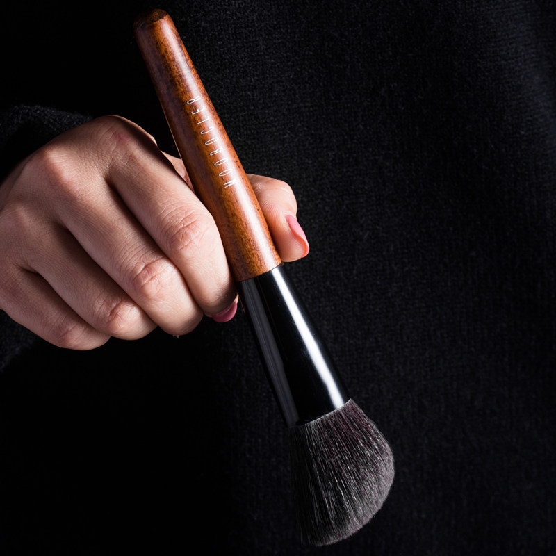 Pure wool repair brush Blush brush bevel shadow contour shadow brush Animal hair soft makeup brush strong powder grip