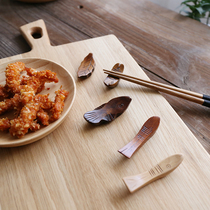 Japanese wooden tableware boutique Hand-polished wood chopstick holder Chopstick holder Leaf small fish chopstick holder Chopstick pillow