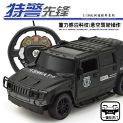 Tay lái cảm biến trọng lực điều khiển từ xa xe cảnh sát một nút để mở cửa Hummer off-road trẻ em sạc xe đồ chơi điện - Đồ chơi điều khiển từ xa