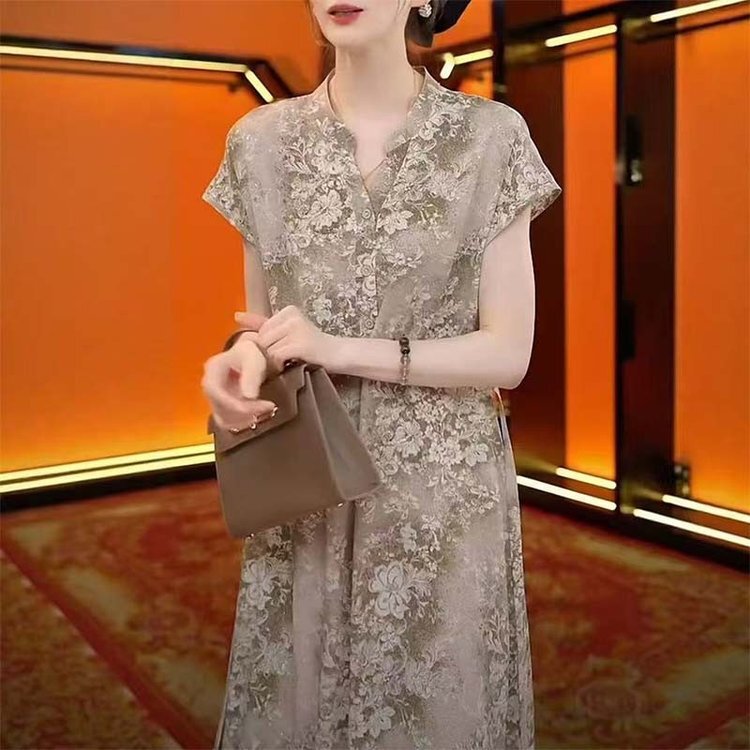 Elegant Retro Floral Pattern Plus-Size Dress for Middle-Aged and Elderly Women Paired with a Fashionable Handbag, New Autumn Style, Slimming and Long-Lasting Elegant Retro Floral Pattern Plus-Size Dress for Middle-Aged and Elderly Women Paired with a Fashionable Handbag, New Autumn Style, Slimming and Long-Lasting