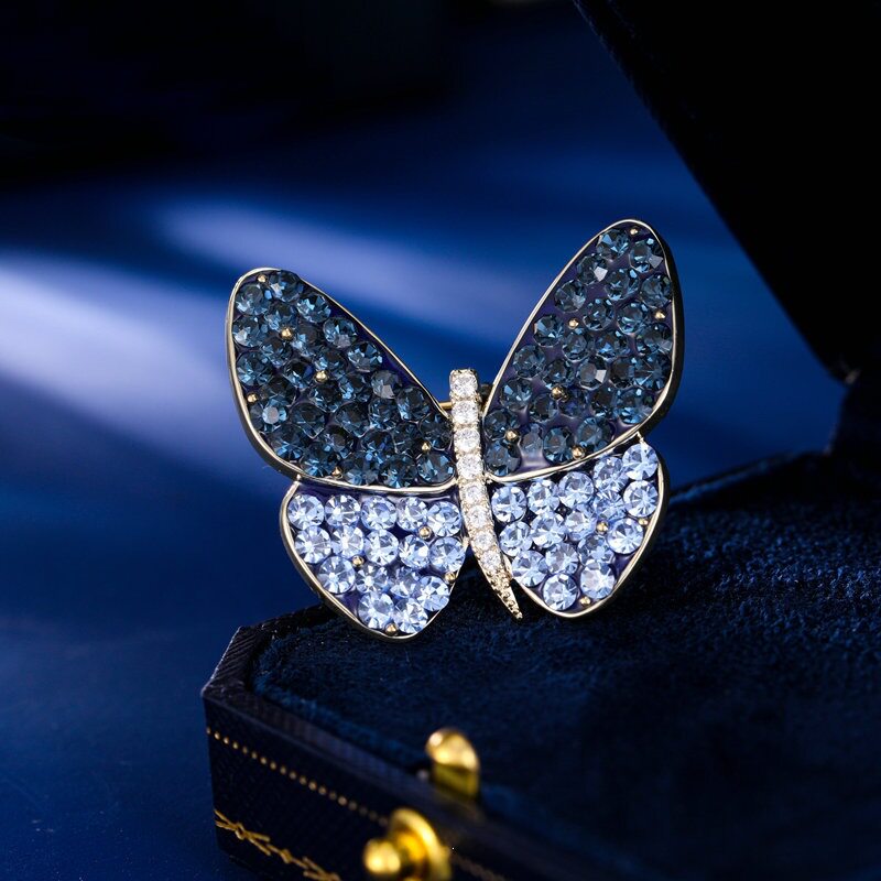 Emerging from the cocoon like a butterfly: a high-end, luxurious, and elegant brooch for suit jackets, a garment pin, and a butterfly brooch.