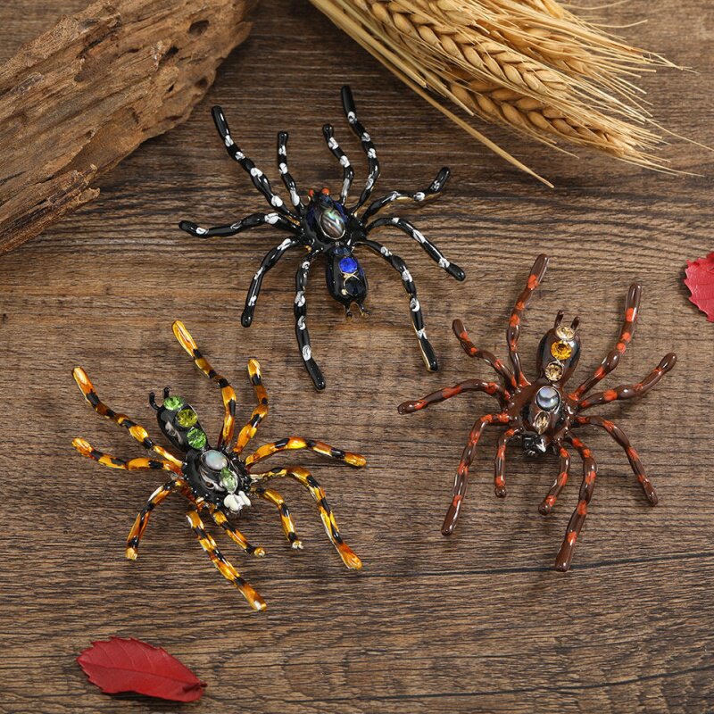 Japanese and Korean hip-hop style, unique and niche design, spider and insect brooches, trendy fashion items, popular Halloween costumes and accessories.