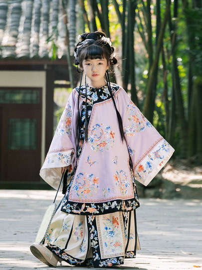 Mädchen fotografieren langärmlige Han-Kleidung für Kinder im späten Qing-Frühlings- und Herbststil im Qing-Han-Stil mit antiken Elementen und Mandschu-Ethno-Kostümen