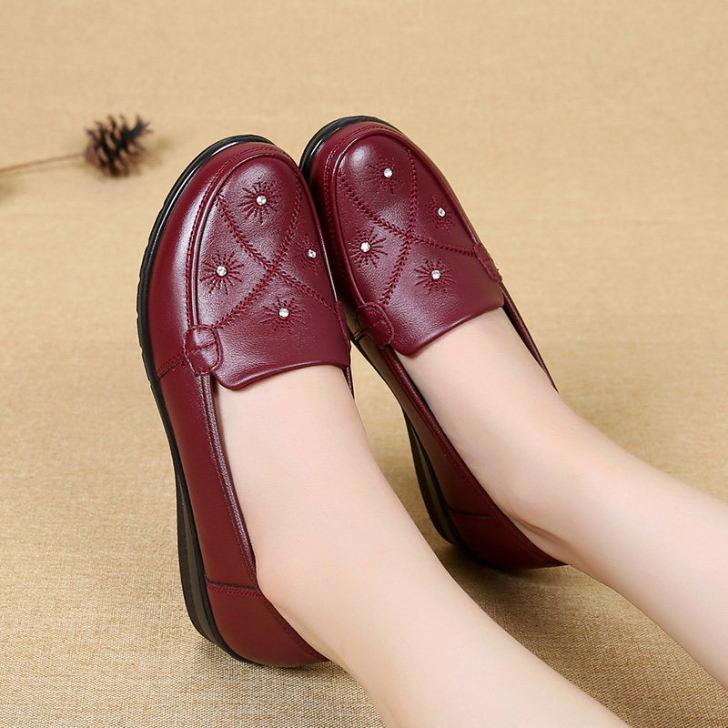 Mother's shoes comfortable spring and autumn leather soft-soled single shoes flat leather shoes middle-aged and elderly women's shoes non-slip elderly grandma shoes