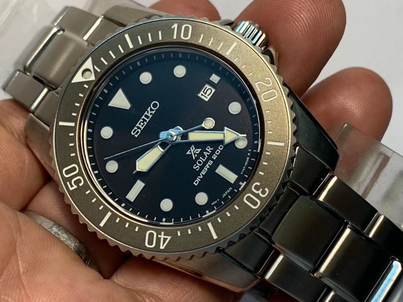 New Seiko Solar-Powered Watch, Diving Watch, Small Dial Waterproof Swimming Watch Sne571P1