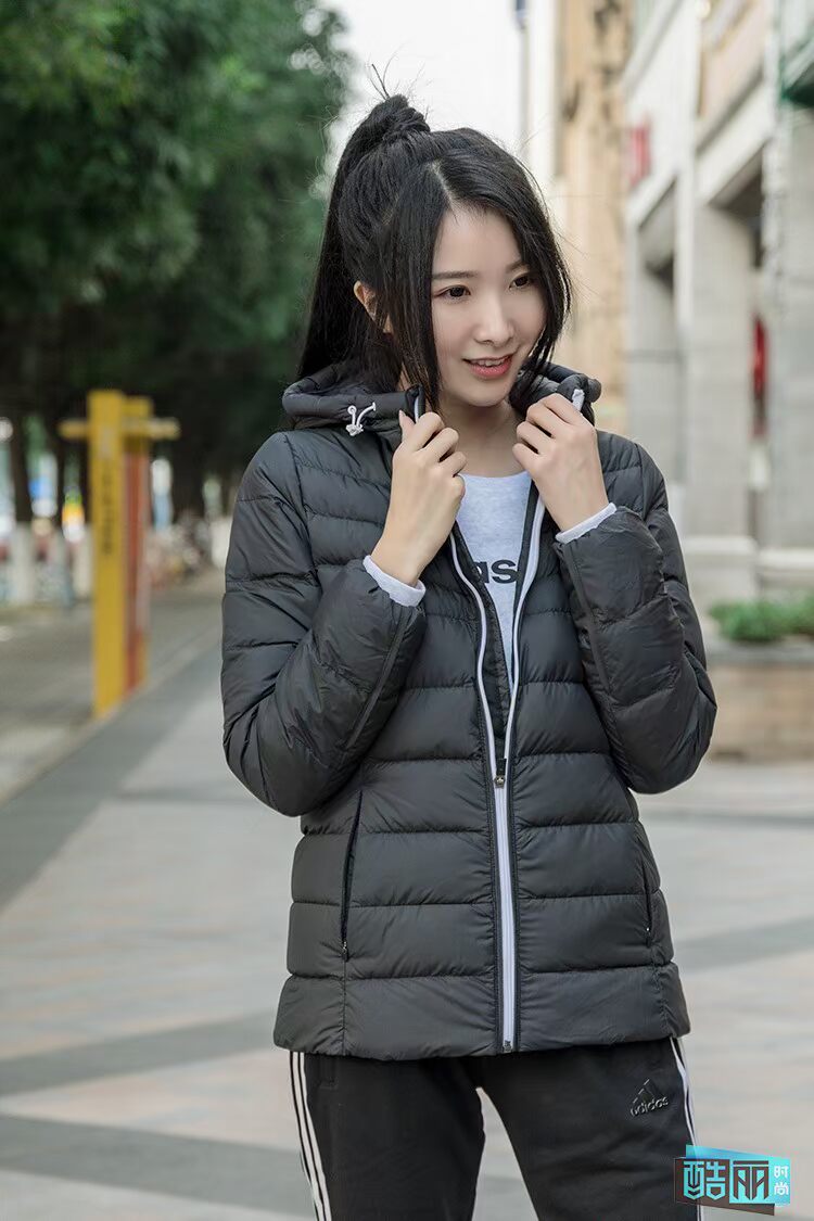 Giải phóng mặt bằng mùa hè Adidas Jacket Phụ nữ chống gió ấm thể thao Áo trùm đầu xuống áo khoác AY4062 AY4068 - Thể thao xuống áo khoác —