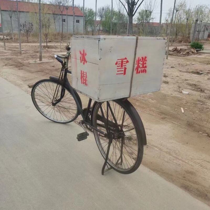 Old-Fashioned Popsicle Box, Nostalgic Old Object from the 80S, Rural Household Bicycle, Antique Collection, Old Ice Cream Cart