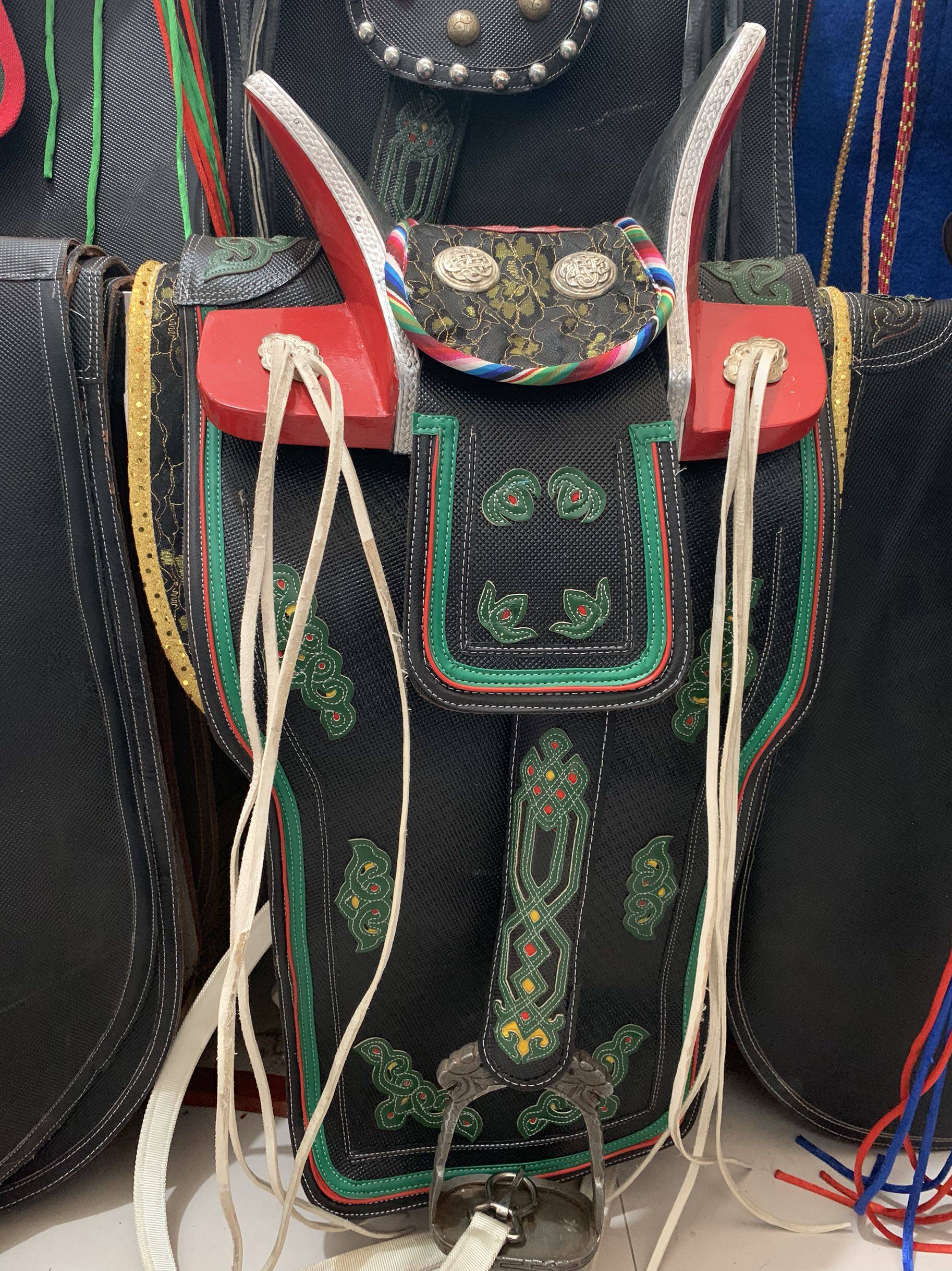 The Mongolian saddle of the saddle is a traditional Mongolian saddle