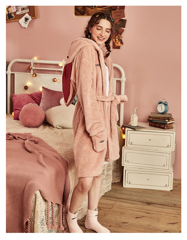 Áo choàng nhung nữ mùa thu và mùa đông dày tai thỏ trùm đầu váy ngủ trong đoạn dài flannel đồ ngủ nhà dịch vụ áo choàng tắm áo ngủ 2 dây