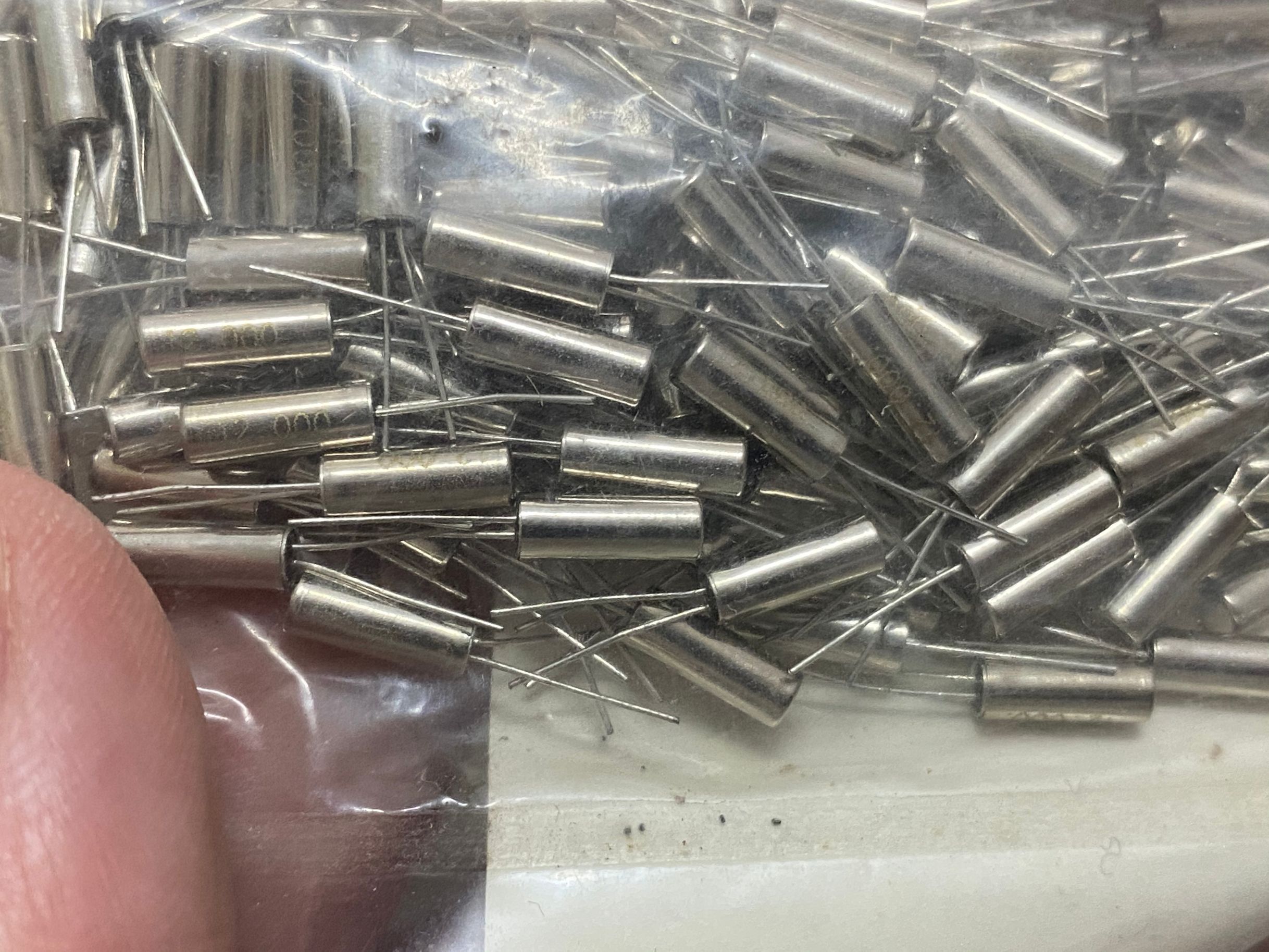 Passive straight insertion cylindrical 3 * 8308 column crystal 12M 12MHZ 12000MHZ plug-in crystal oscillator