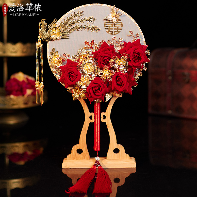 The show and the bride's 2022 humblers hold a florist fan wedding show and a handmade rose-fan Chinese-style show and suit