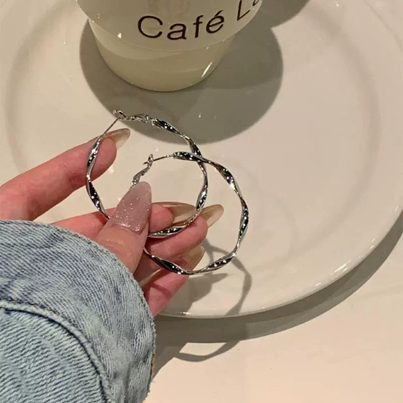 Large earrings with pigtail
