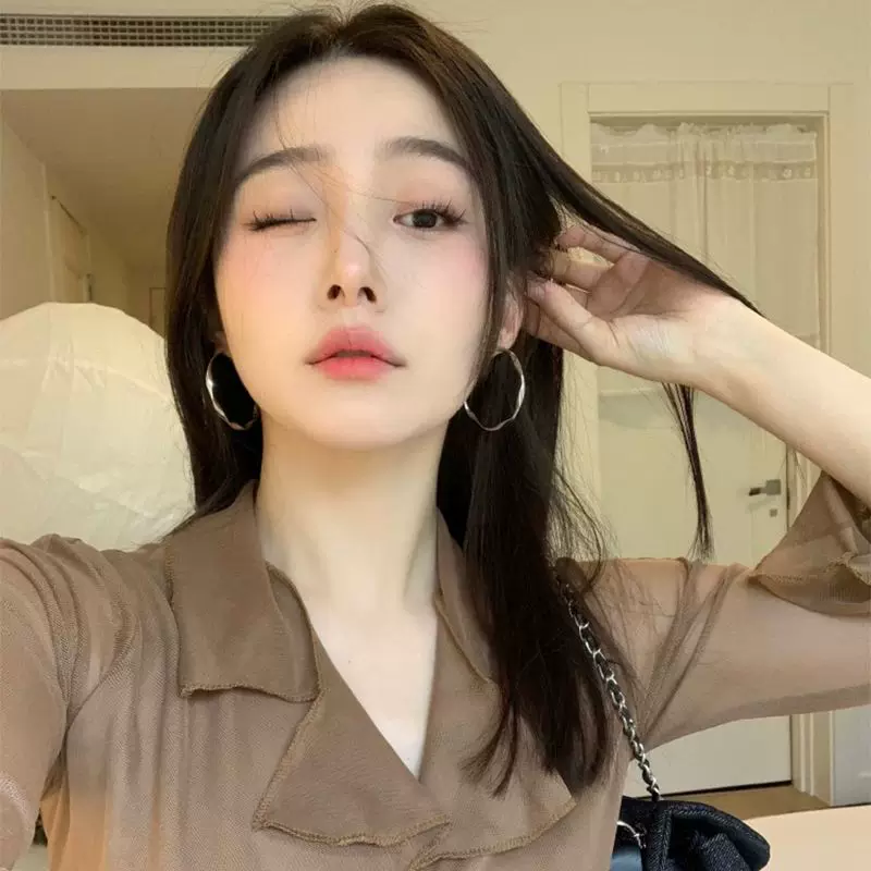 Large earrings with pigtail