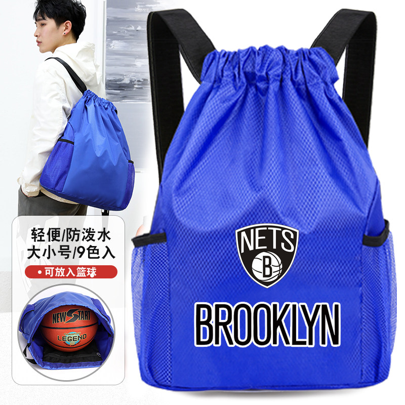 Una borsa con una doppia tracolla e una spessa borsa da basket e una borsa con una borsa con un annuncio per la palla e una confezione per il nuoto.