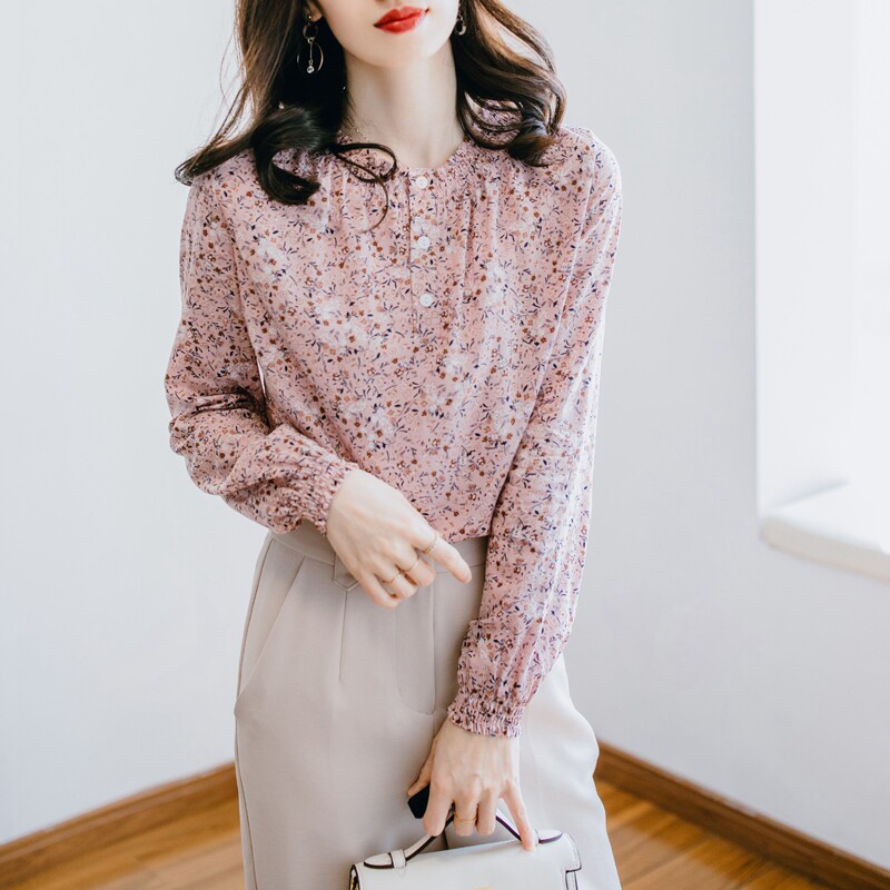 The new long - sleeved Han edition in spring 2022 is a thin and loose and temperament printed elegant powder shirt