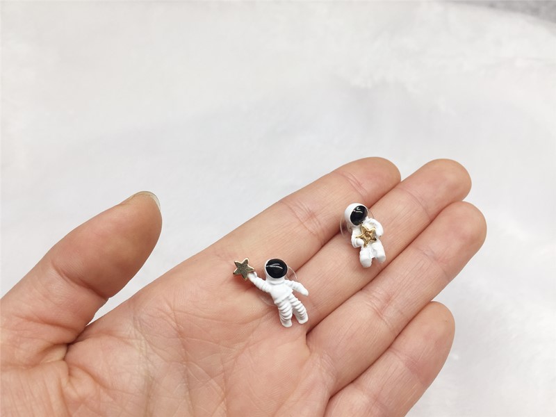 S925 Sterling Silver Star Little Astronaut Picking Star Stud Earrings Earrings Earrings Earhooks
