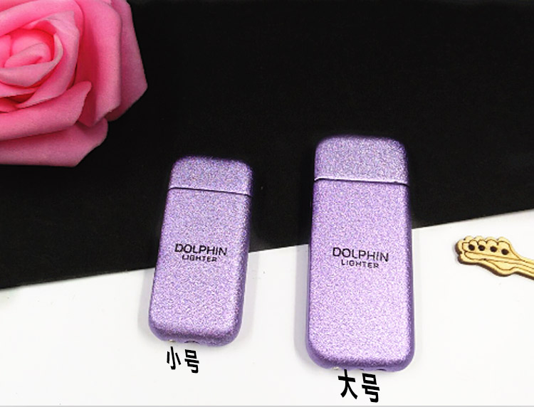 Đàn ông và phụ nữ cá tính mini bơm hơi nhẹ kim loại siêu mỏng lửa mở bánh xe đá lửa nhẹ chữ sáng tạo bật lửa cricket