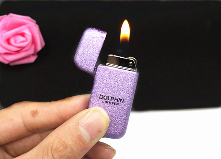 Đàn ông và phụ nữ cá tính mini bơm hơi nhẹ kim loại siêu mỏng lửa mở bánh xe đá lửa nhẹ chữ sáng tạo bật lửa cricket
