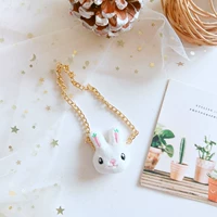 Кролик, завернутый в полоски цепи