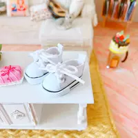 Маленькие белые тканевые туфли