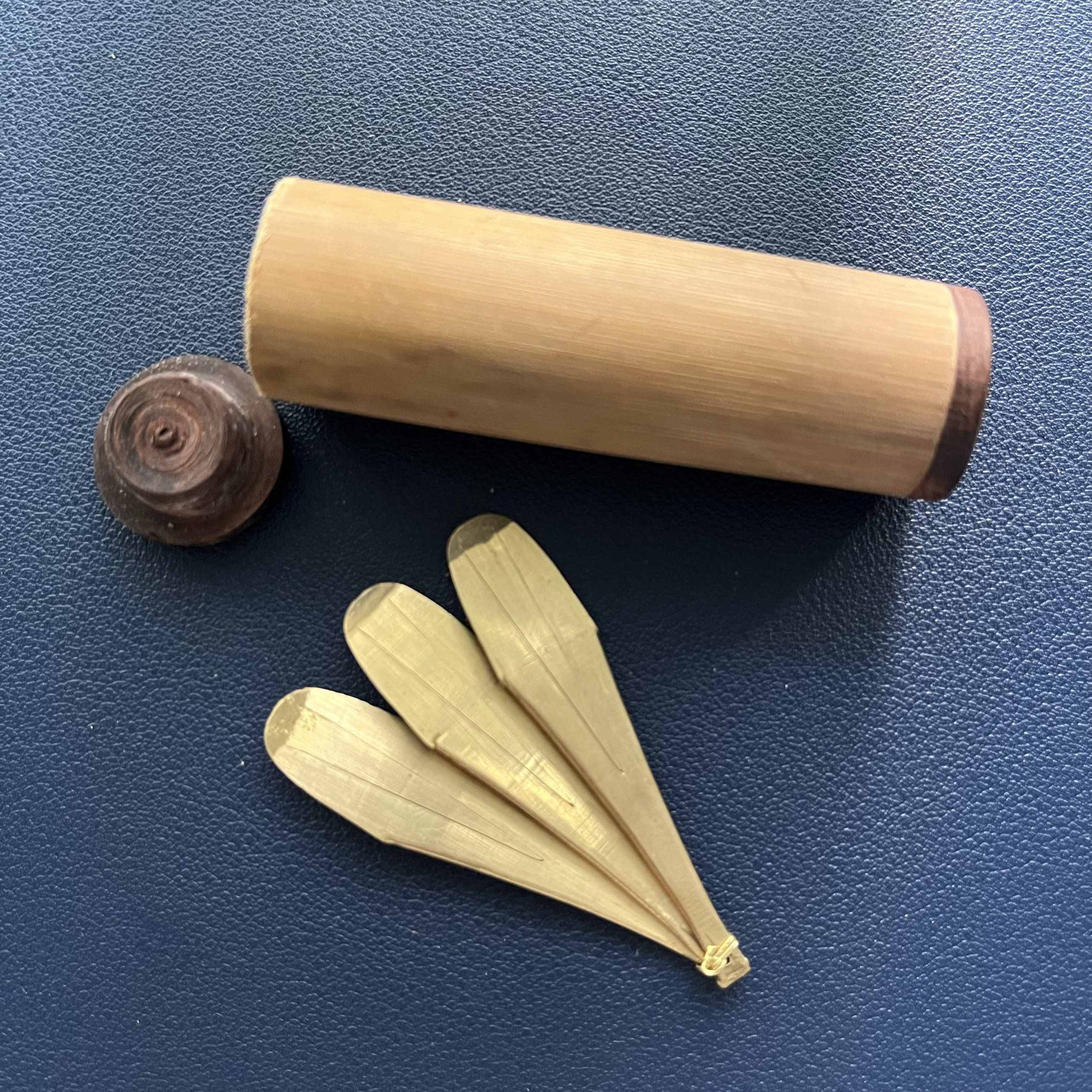 ベトナム製の手作り真鍮製口琴。木製共鳴器付き。希少な楽器です。