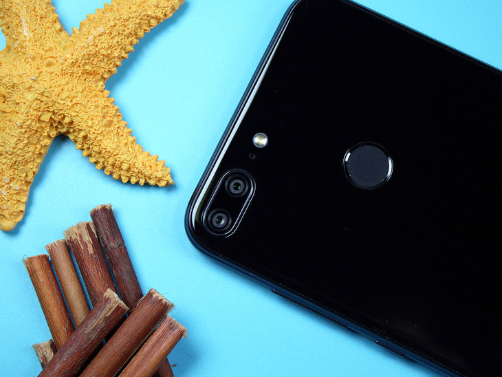 四镜头千元全面屏 手机荣耀9青春版评测