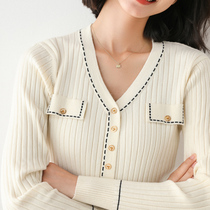 It turns out that elegance and casual dont clash ~ 2021 The autumn winter new womens V neckline 100 hitch long sleeve knitwear