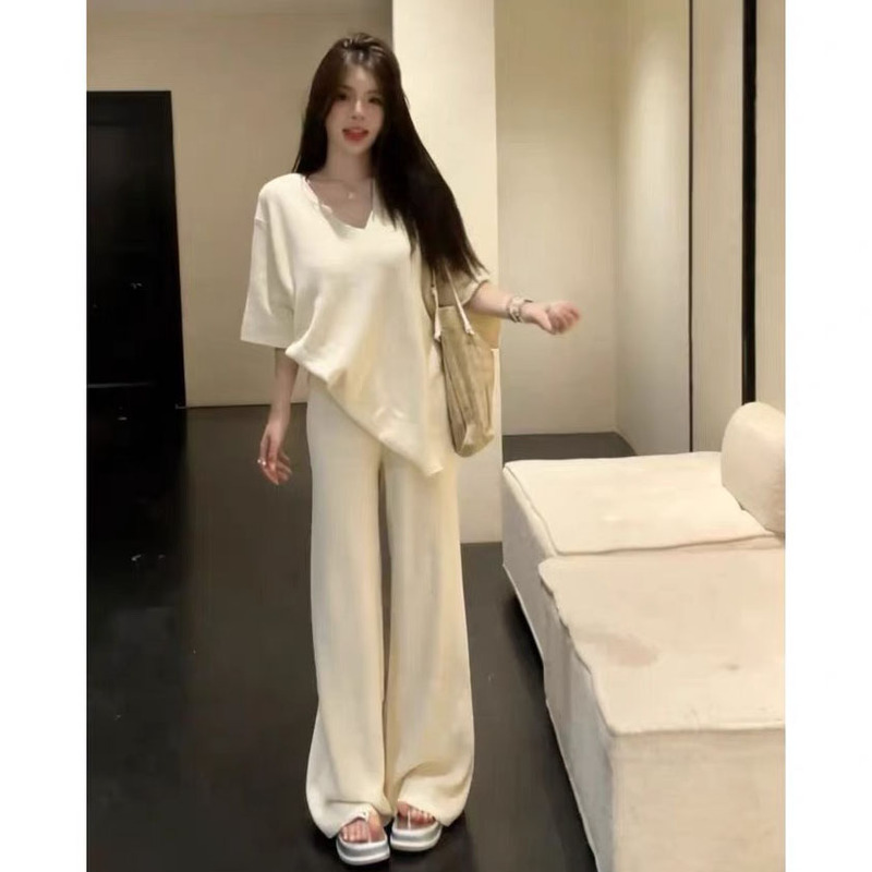 Waffle Knit Set with a Relaxed Style, V-Neck Short-Sleeve Top, Wide-Leg Pants, Casual 2026 Summer New Two-Piece Set