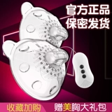 Женские соски для груди стимулируют сундук с лизанием соско