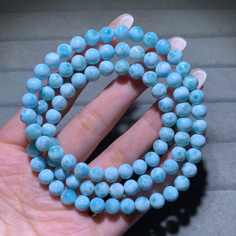 天然の淡い青色のラリマーをあしらった、翡翠のようなラリマークリスタルの3連ブレスレット。エスニックなスタイルを好む女性への贈り物に最適です。