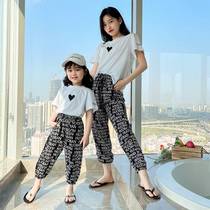 2024 new Korean version Mother and mother female clothing Cartoon Loving Cover Head Round collar T-shirt Chaochio Costume Short Sleeve T-shirt Summer Dress