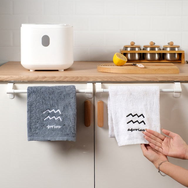Towel rack without punching