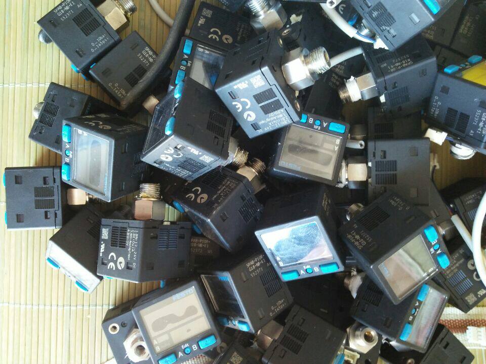 Original digital pressure gauge SPAB-P10R-G18-NB-K1 552371 spot