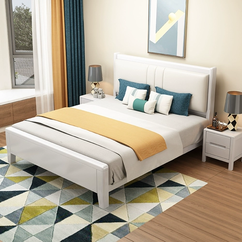 Белая северная европейская кровать с твердым деревом.