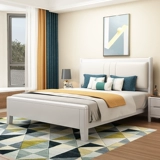 Белая северная европейская кровать с твердым деревом.