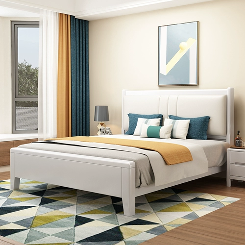 Белая северная европейская кровать с твердым деревом.