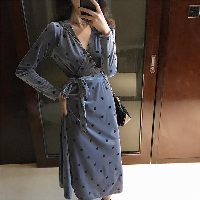 Đầm nhung vàng thời trang mùa thu Hàn Quốc của phong cách retro hoang dã sang trọng, dây thắt lưng cao điểm sóng tay dài trong váy dài đầm maxi