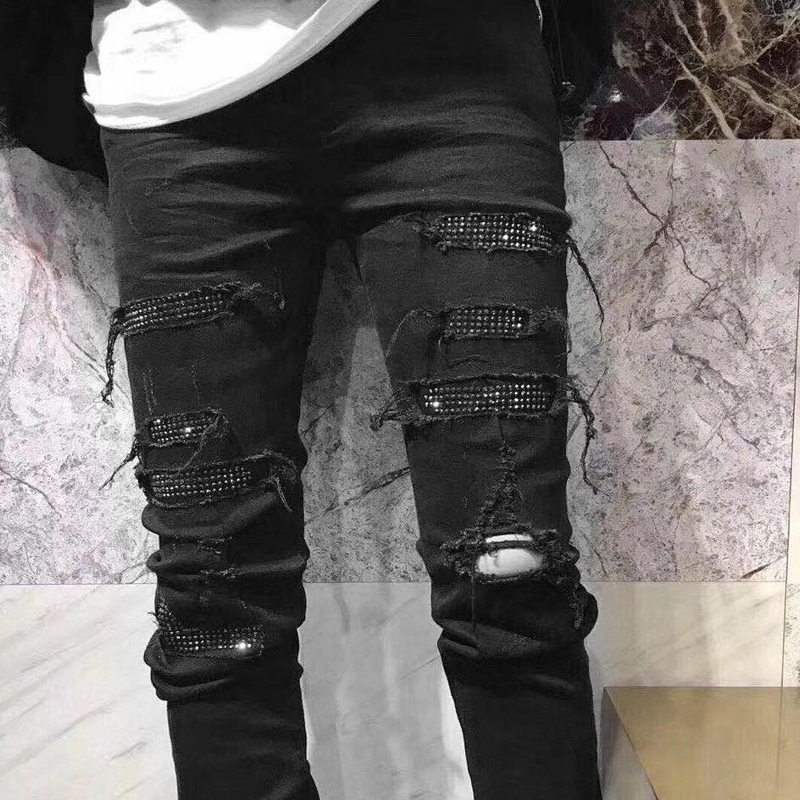 Summer New High Street Fashion Brand Amr Black Ripped Jeans for Young Men, Slim Fit Skinny Pants with Black Rhinestones and Stretch