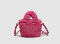 Розовая красная сумка