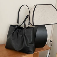 Отдельная черная сумка, коллекция будет отправлена первой.