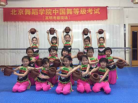 Giấm nhảy Niu Niu biểu diễn trang phục sân khấu trang phục sân khấu màu đỏ tạp dề khiêu vũ trẻ em giấm Niu Niu nhảy giấm đạo cụ bàn thờ - Trang phục quần áo tập nhảy