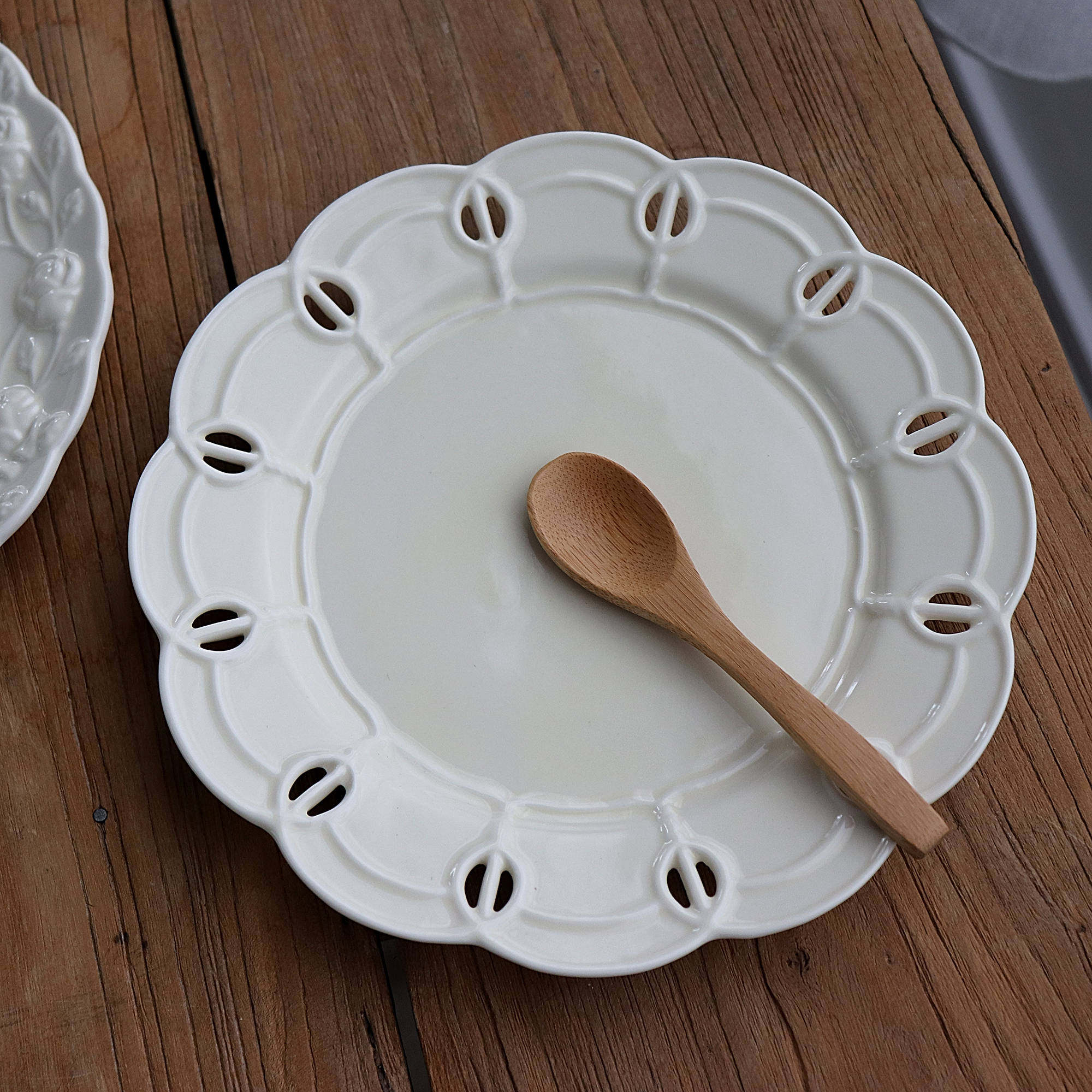 Nordic Creative Ceramic Plate Retro Cream Yellow Hollowed-out Lace Ceramic Dish Elegant Texture Wedding Dinner Plate