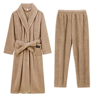 Женщины – одинарный халат в верблюжью полоску с лацканами + пижама.