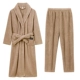 Женщины – одинарный халат в верблюжью полоску с лацканами + пижама.