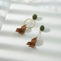 Tea color earrings female Japan and South Korea 2021 New Tide asymmetric temperament versatile niche earring ear clip