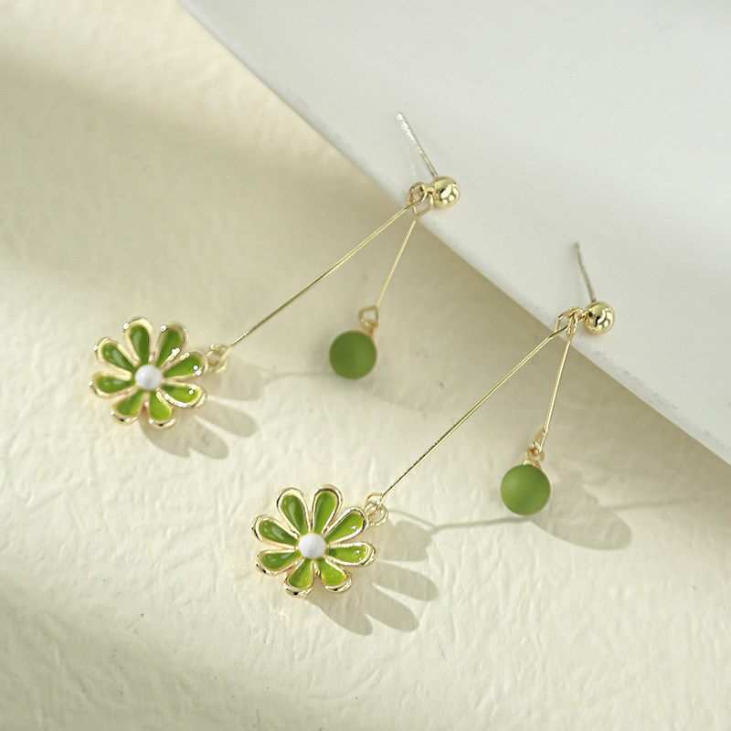 Spring small daisy sweet and fresh earrings Girl Sins minimalist temperament 2021 New wave No earlyhole ear clip women