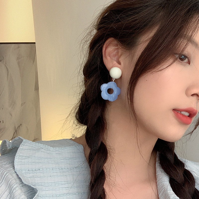 Cream Buffle Ear Needles Woman Gentle Wind Milk White Earrings Blue Flowers Little Fresh Mosquito Coil Dish Without Ear Clip