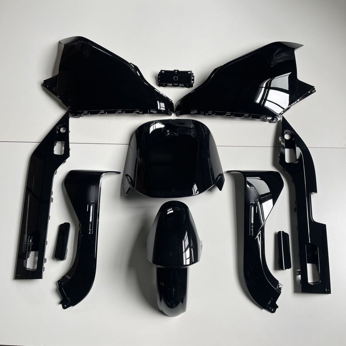 Sufa M395CMAX полный комплект оригинальных автомобильных аксессуаров № 9 для электрического мотоцикла, модифицированных боевой краской черного цвета.