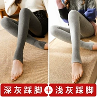 Глубокая пепельная наступающая на+светло -серая нога