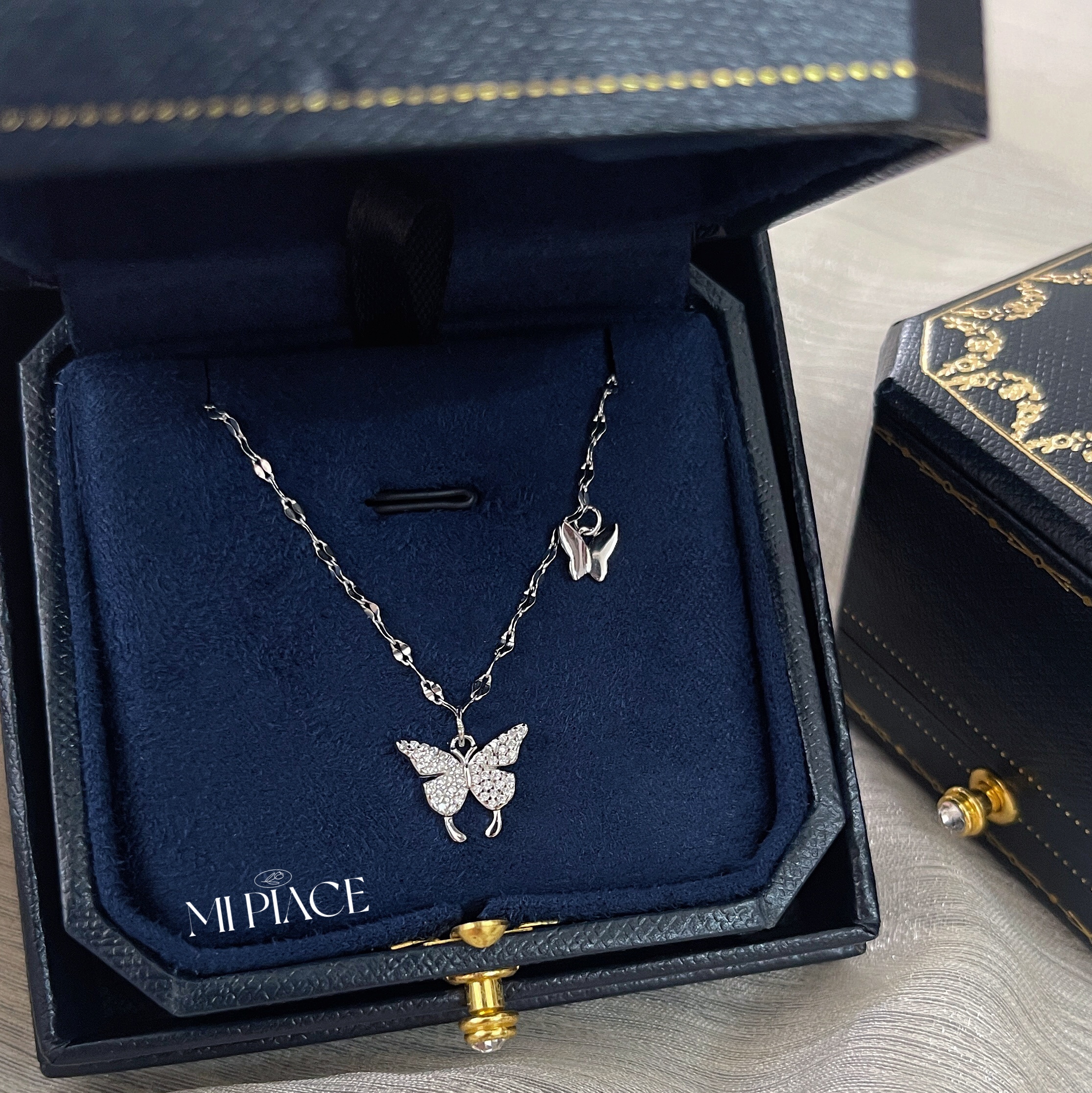 999純銀製の蝶のネックレス、女性用の軽くて高級なニッチな高級鎖骨ネックレス、ガールフレンドや恋人、バレンタインデーのギフト